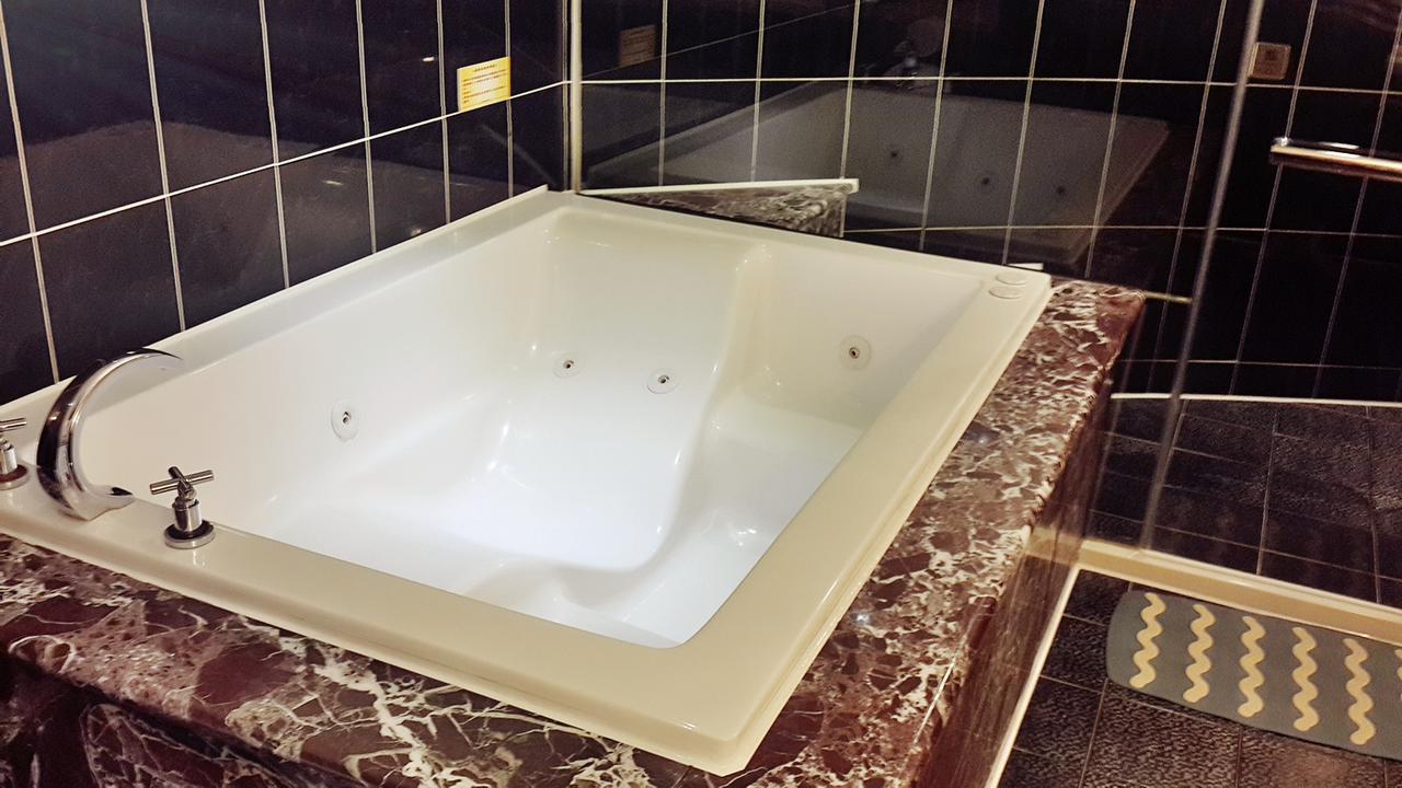 גאושיונג Jing Jing Holiday Hotel מראה חיצוני תמונה